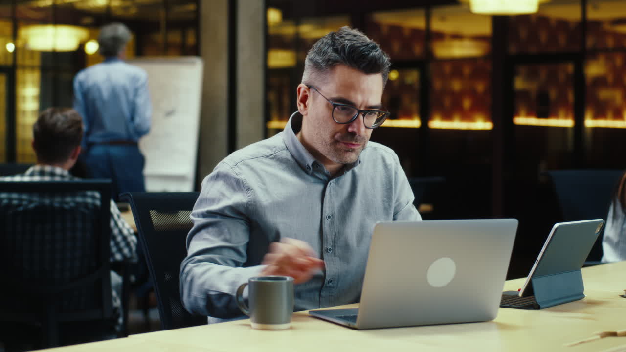 hombre de negocios trabajando en una computadora portátil en una oficina moderna