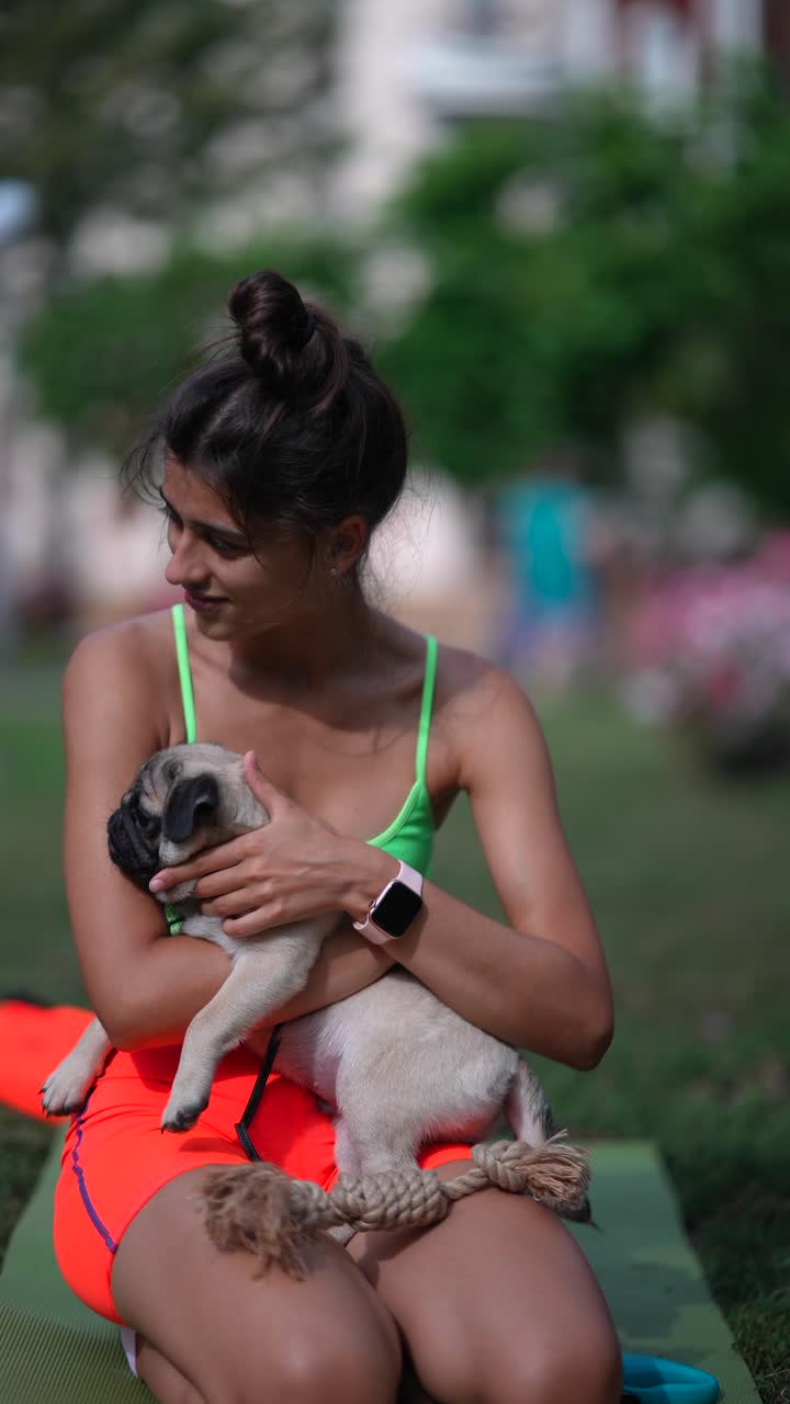 공원 에서 퓨그 강아지 와 함께 있는 여자