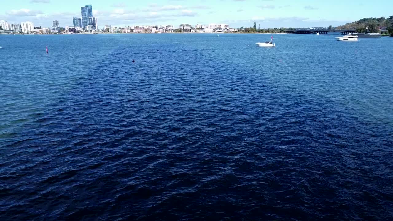 río swan - vista aérea levantándose sobre el agua al sur de perth