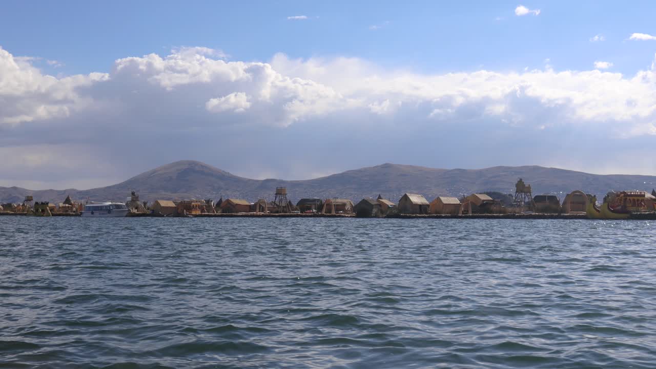 viajar en barco desde puno a las islas de los uros en el lago titicaca, perú, américa del sur