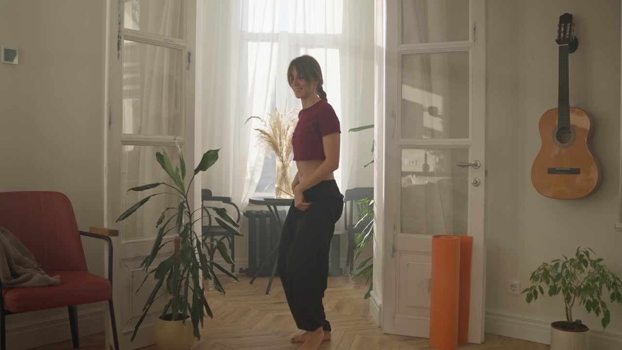 집에서 춤을 추는 여자