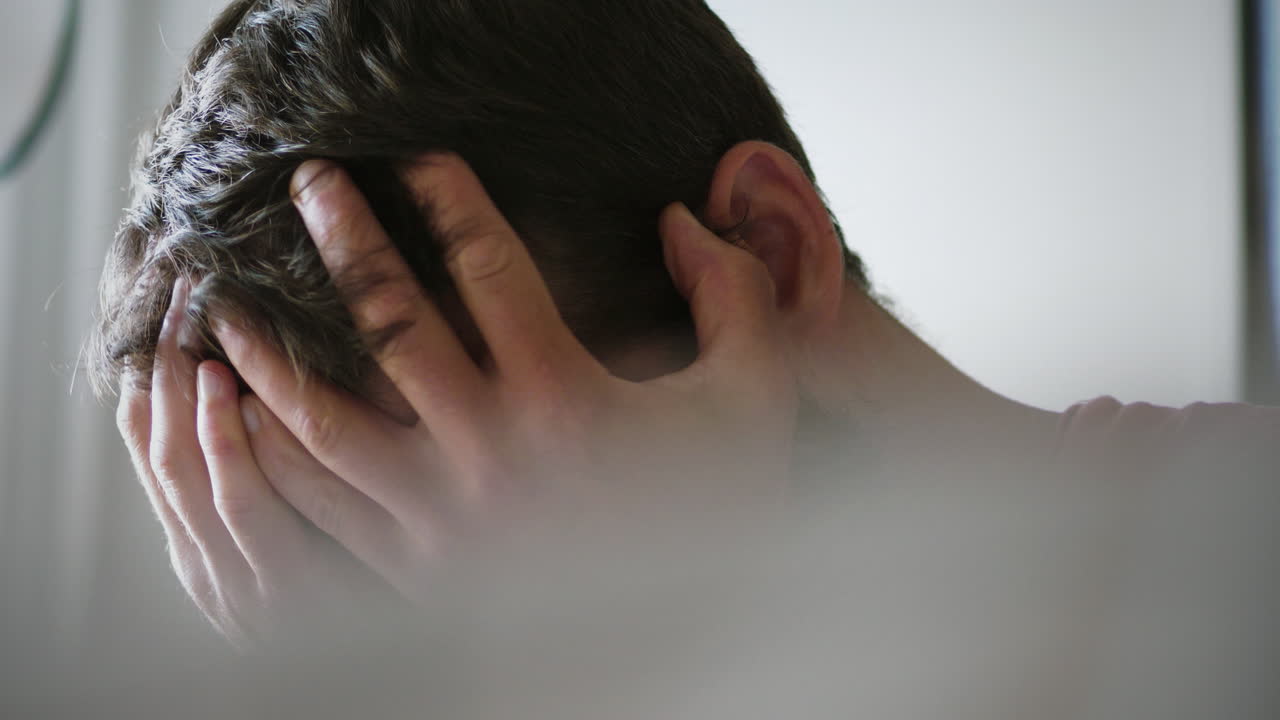 백인 남성은 우울증과 불안에 시달리고 있습니다.