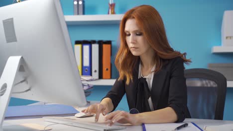 Worried-business-woman-is-surprised-to-see-computer-and-continues-her-work.