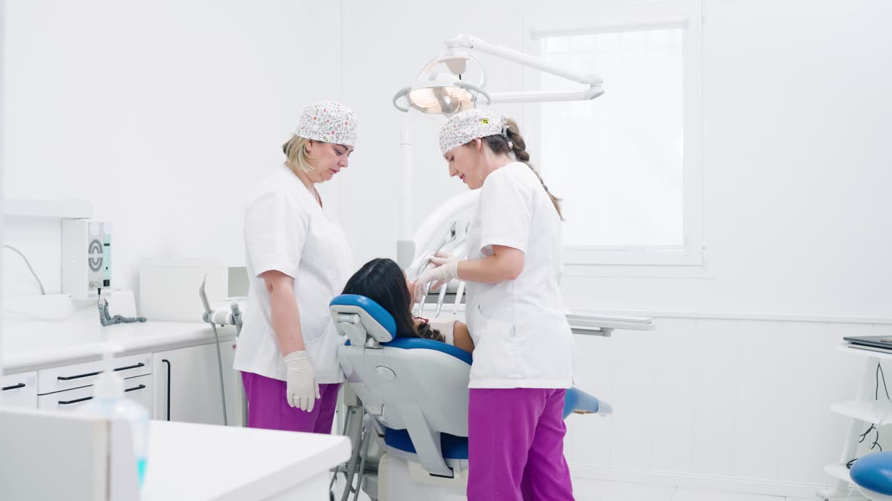 Dentistas realizando un procedimiento dental a un paciente