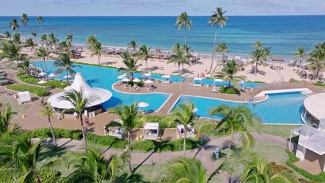 piscina del complejo turístico frente al mar de nickelodeon en punta cana en la república dominicana