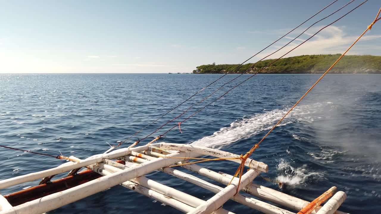 vista de pasajeros en el barco de viaje que sale de la isla