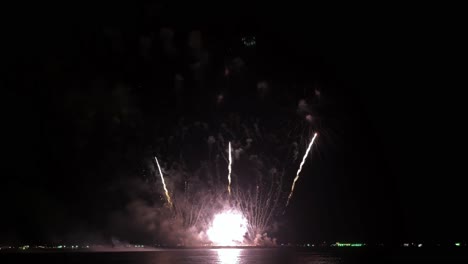 magnífico festival de fuegos artificiales coloridos cerca de la costa