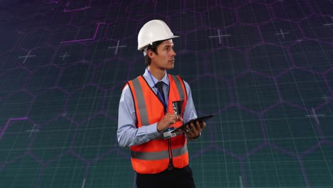 animación de diversos datos financieros y gráficos sobre el ingeniero caucásico masculino.