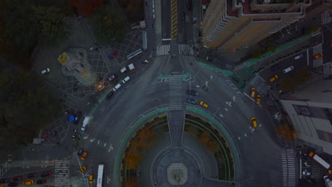 Vista-Aérea-De-Pájaros-Vista-De-Arriba-Hacia-Abajo-De-Una-Gran-Rotonda.-Taxis-Amarillos-Y-Varios-Vehículos-Que-Pasan-Por-El-Círculo-De-Columbus.-Manhattan,-Ciudad-De-Nueva-York,-Estados-Unidos