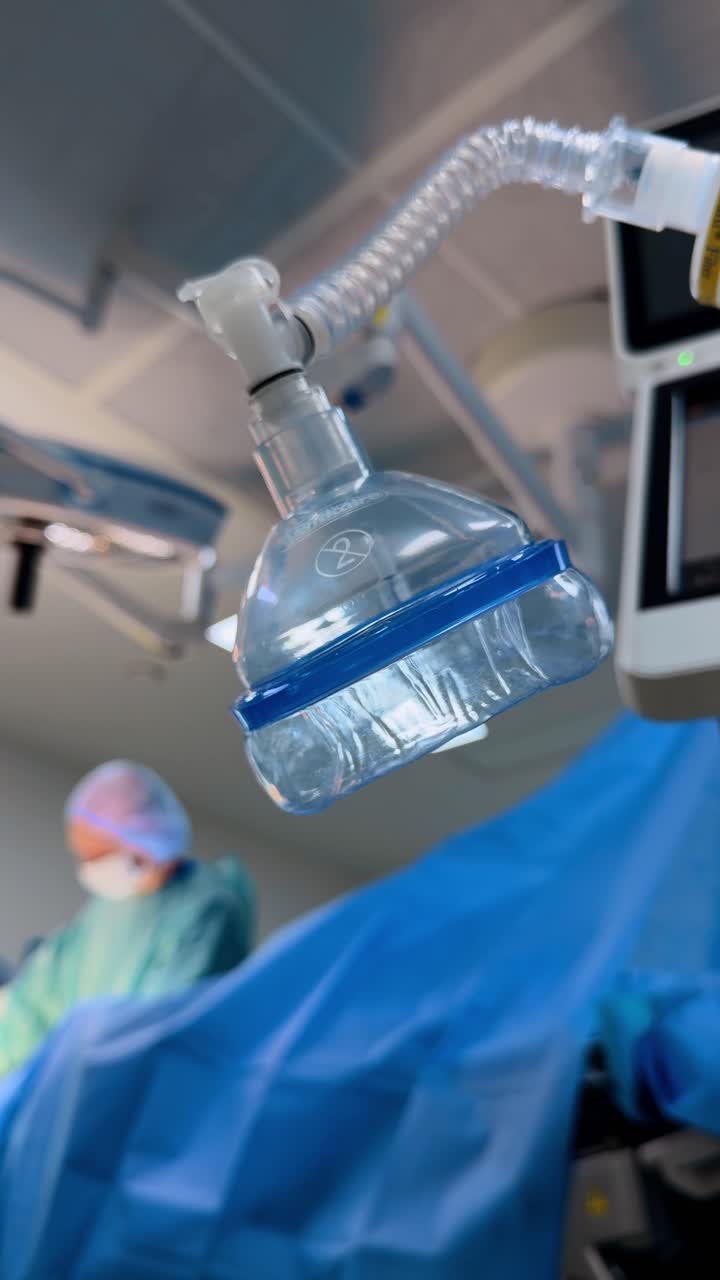 Kiev, Ucraina, 2 agosto 2025: intervento chirurgico in ambiente ospedaliero con personale medico e attrezzature visibili. Il personale medico esegue un intervento chirurgico in una sala ospedaliera, concentrandosi sugli strumenti e sulle attrezzature utilizzate durante la procedura.