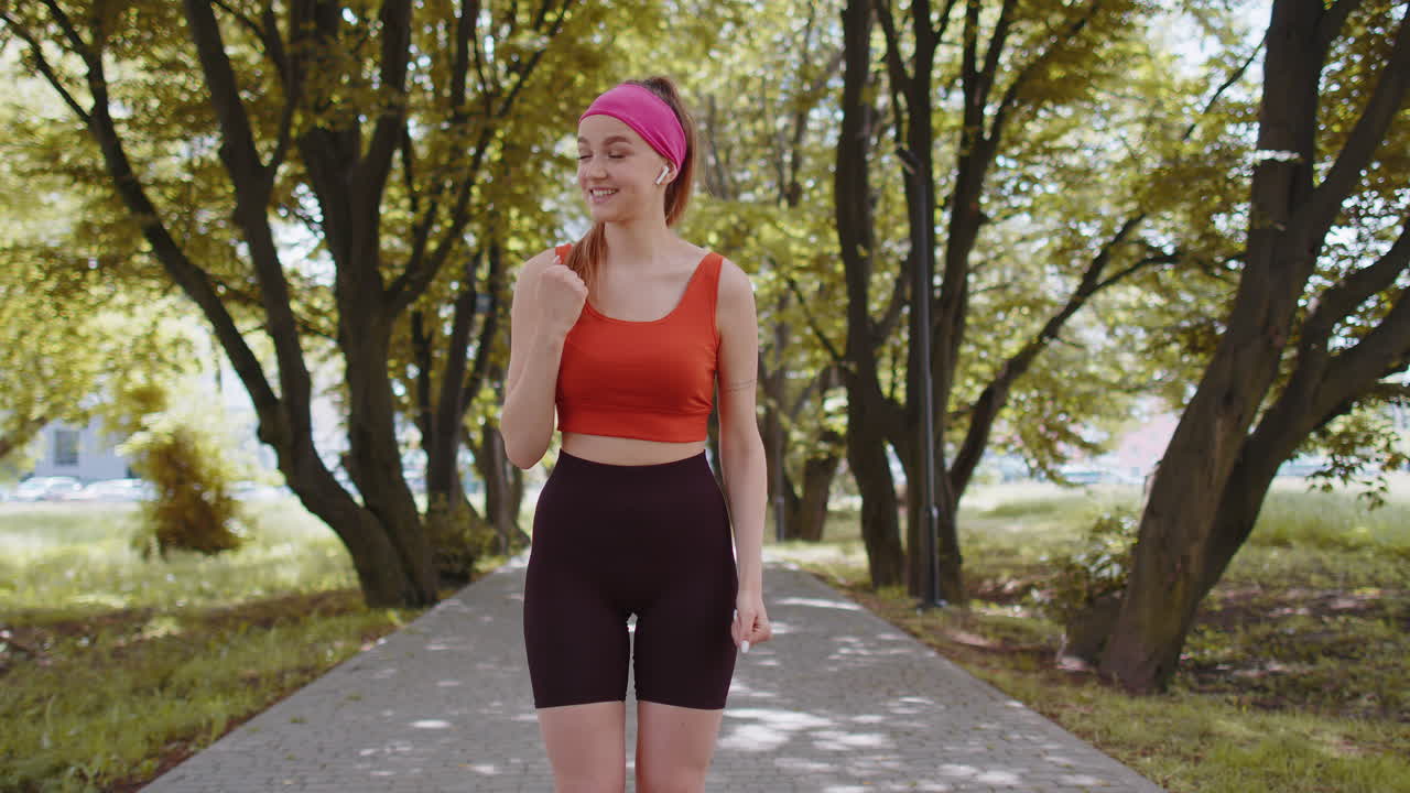 corredora de fitness atlético chica celebra el éxito gana grita se regocija triunfo victoria carrera de maratón