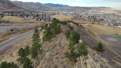 Eine-Drohne-Schwenkt-über-Den-Hogsback,-Zeigt-Pfade-Und-Fußballfelder,-Goldenes-Colorado