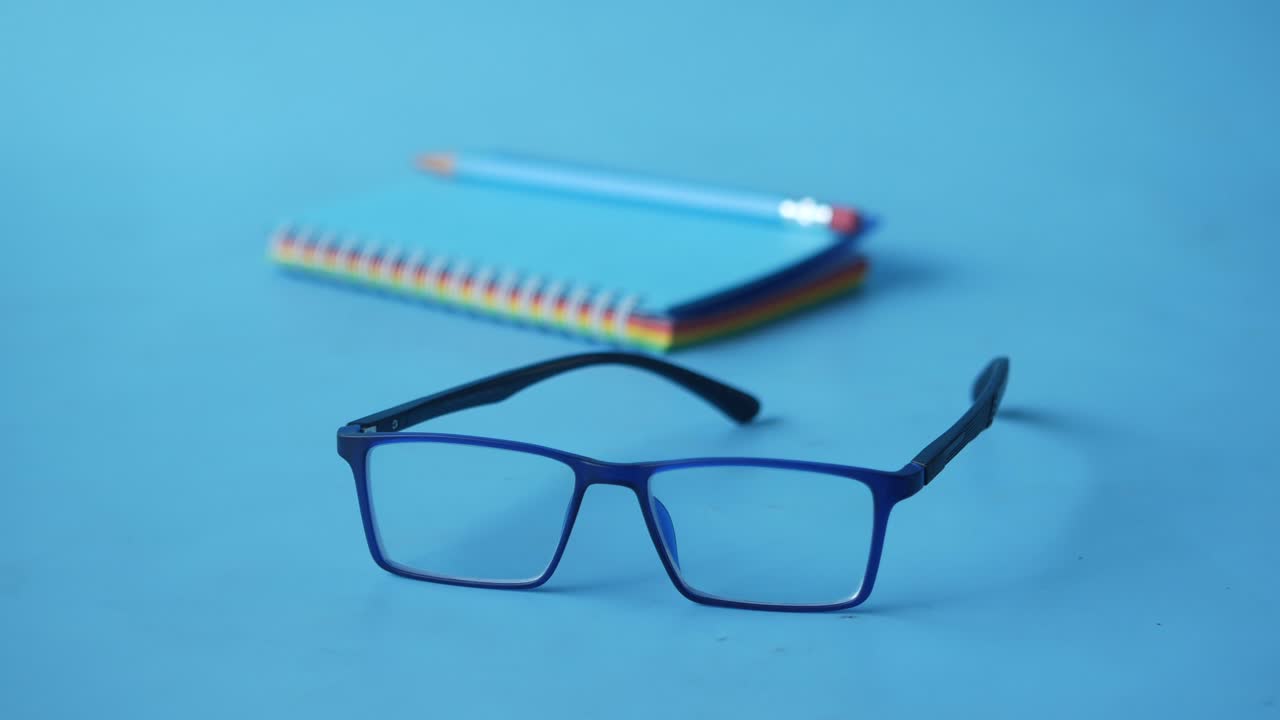 gafas azules y cuaderno