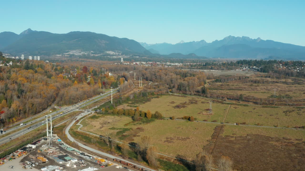 vista aérea de drones del pintoresco paisaje montañoso en port coquitlam, bc