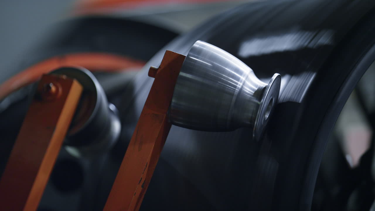 producción detallada de neumáticos con mecanismo automatizado que gira en la fabricación