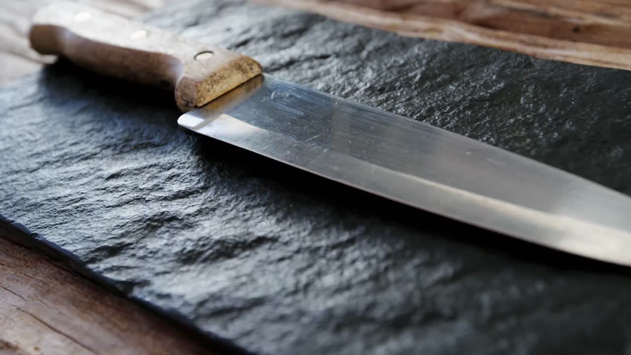 cuchillo de cocina en tablero de piedra