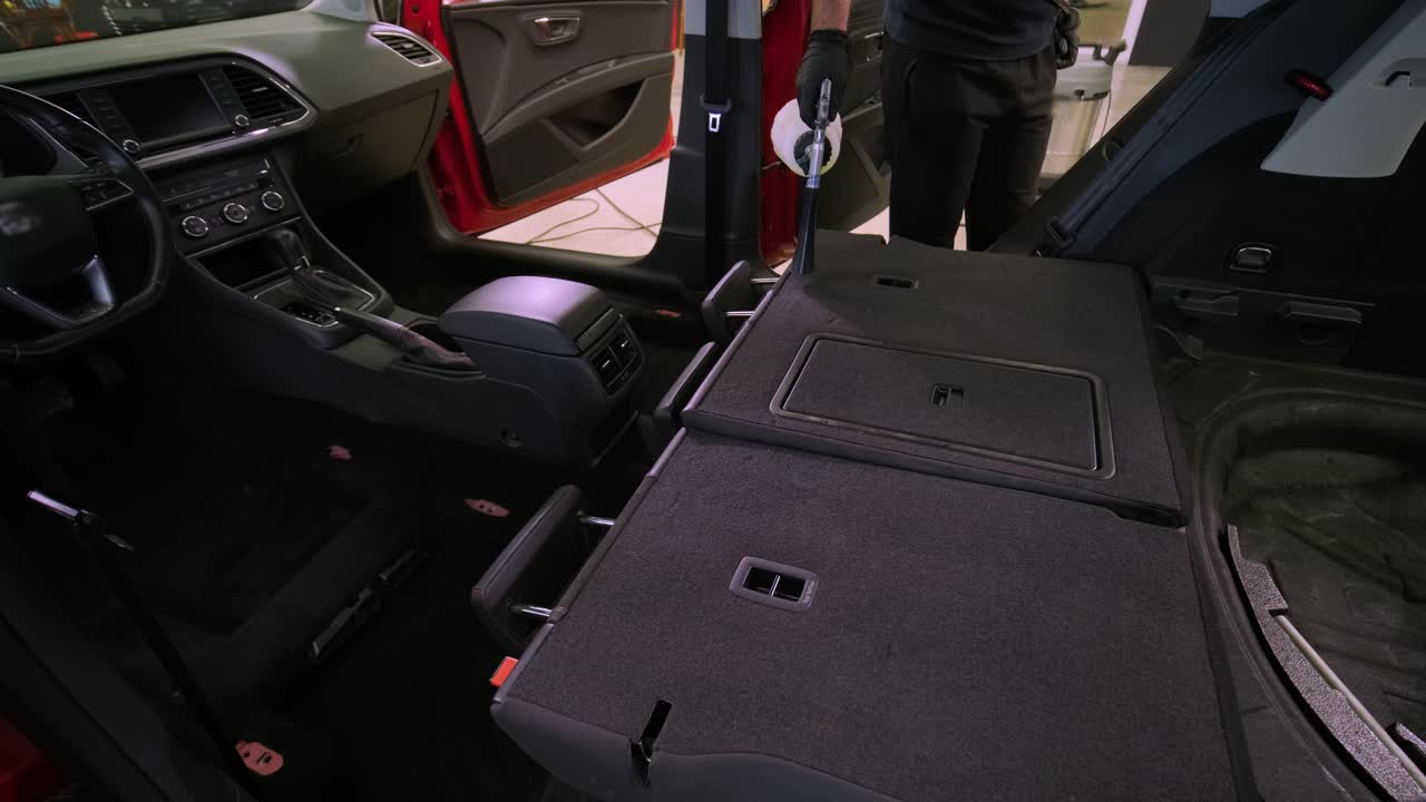 limpieza profesional de automóviles. lavado de sars. limpieza en seco y detallado de la cabina. limpiación profunda de la carrocería, limpieza de asientos. limpia de espuma en el lavado de coches. limpia del panel del automóvil del polvo. una aspiradora