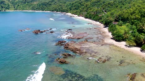 rocce vulcaniche di sabbia bianca sulla destinazione paradisiaca sulla costa di wediombo, indonesia