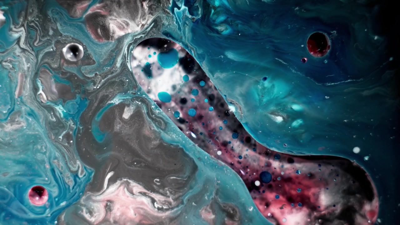Filmisk makrooptagelse af dybblå og hvide alkoholblækmønstre. De hvirvlende mønstre efterligner interstellare støvskyer og skaber en fredfyldt og mystisk baggrund.