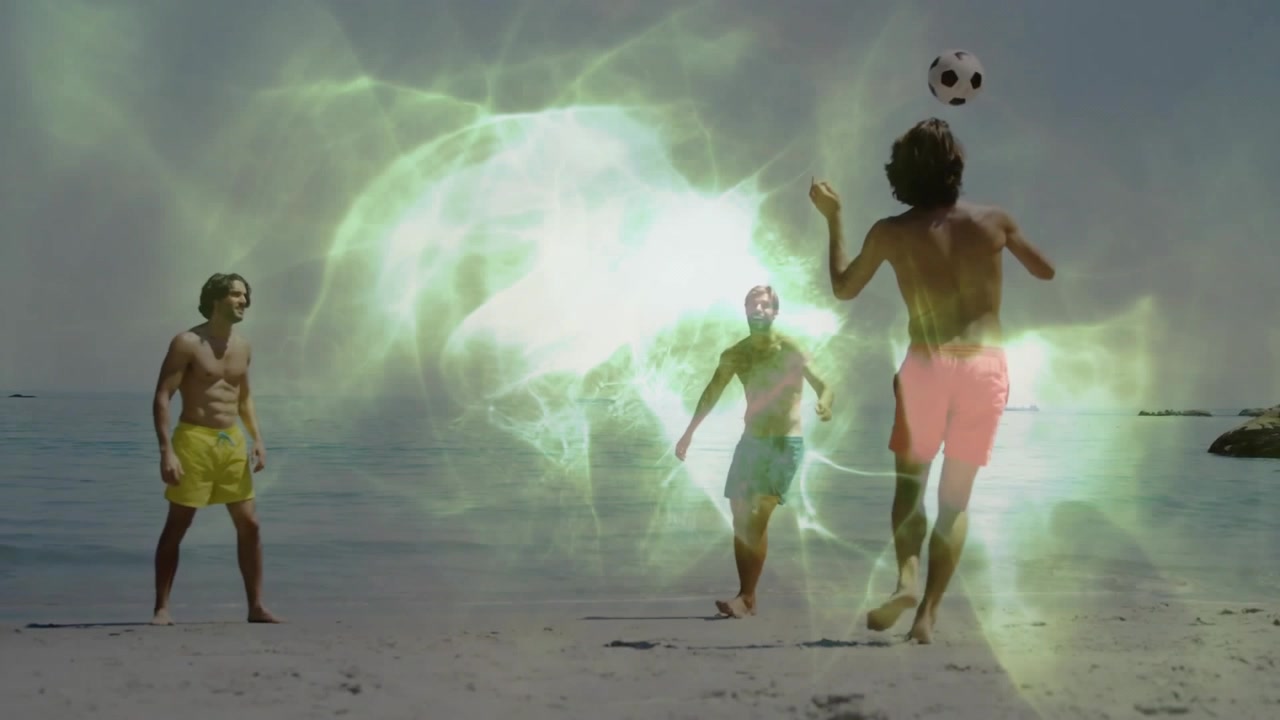 Três homens tocando bola de futebol na praia após o surgimento de energia brilhante, demonstrando tecnologia.