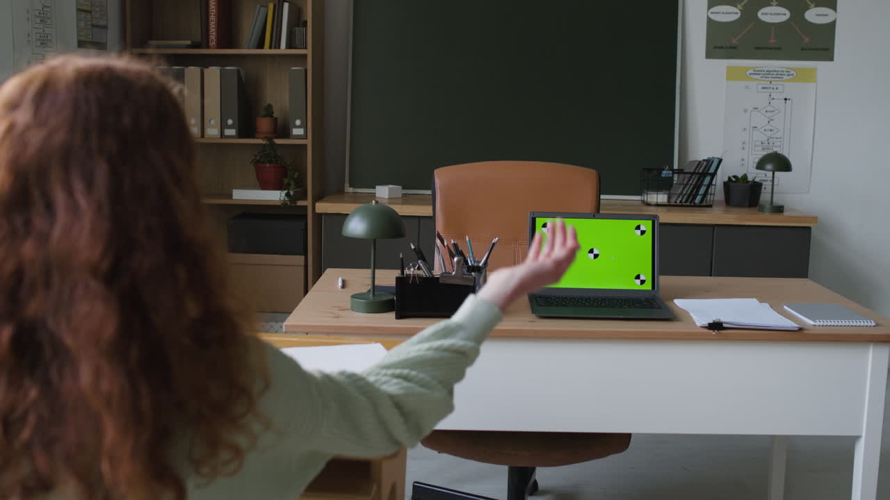 учитель использует ноутбук в классе