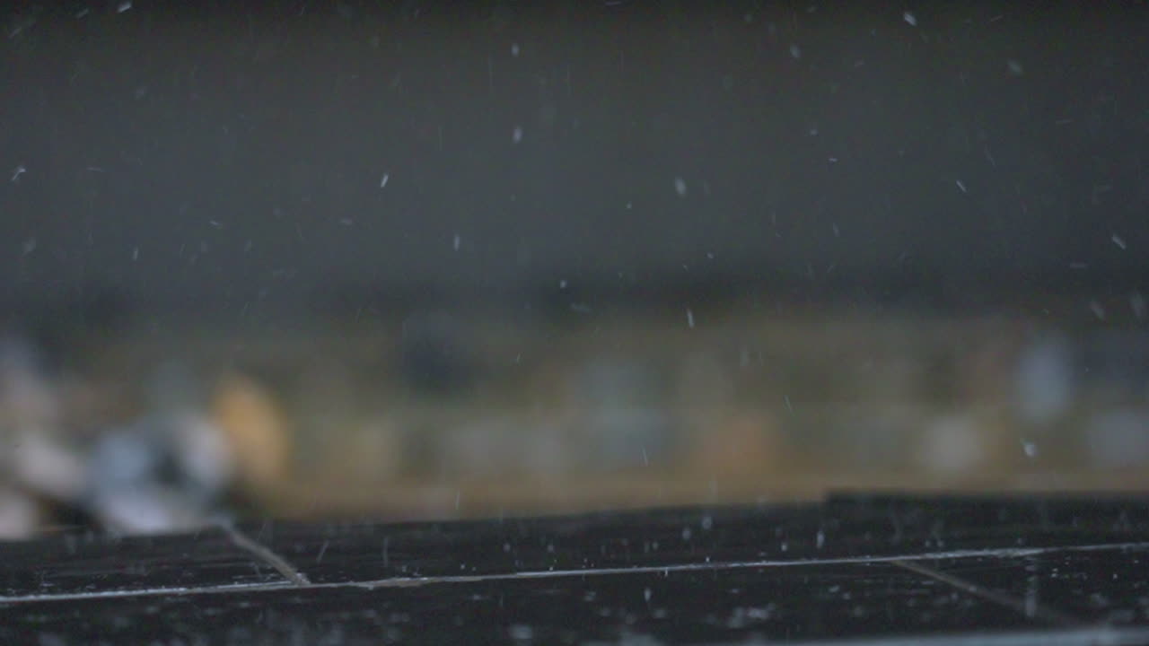 200fps로 빗방울이 튀면서 야외 정원 테라스에 비가 내리는 슬로우 모션 샷