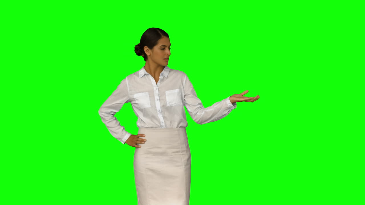 mujer de negocios con la mano extendida