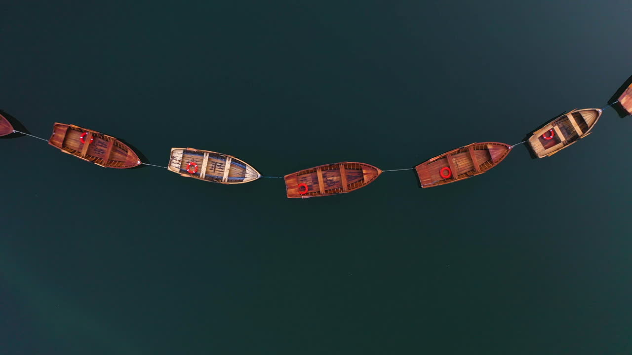 vista superior que se eleva por encima de los barcos de remo en pragser wildsee, en las soleadas dolomitas, italia