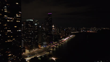 En-Illinois,-Estados-Unidos,-Se-Utilizó-Un-Dron-Para-Capturar-Las-Luces-Nocturnas-Del-área-Metropolitana-De-Chicago