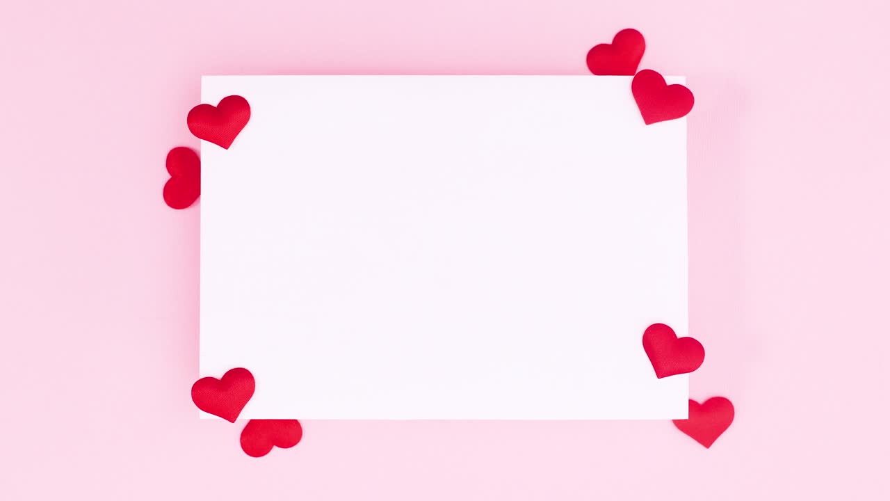 papel blanco para el texto para el día de san valentín decorado con corazones. detener el movimiento