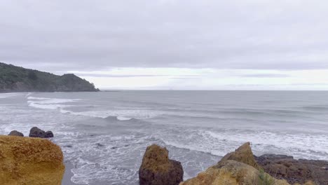 playa remota escondida en la salvaje costa este de nueva zelanda en un día nublado, antena