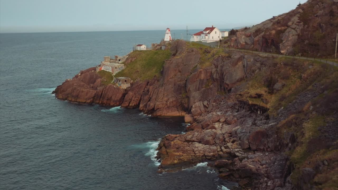 Splendida vista aerea del faro di Fort Amherst, scogliere costiere e paesaggio