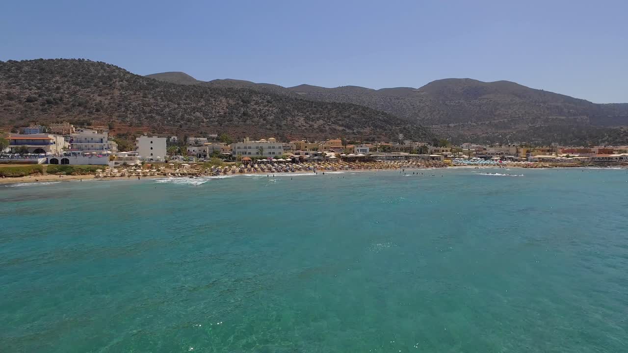 la ciudad turística de stalis con resorts de playa durante el verano