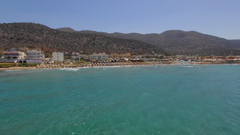 Die-Touristenstadt-Stalis-Mit-Strandbädern-Im-Sommer