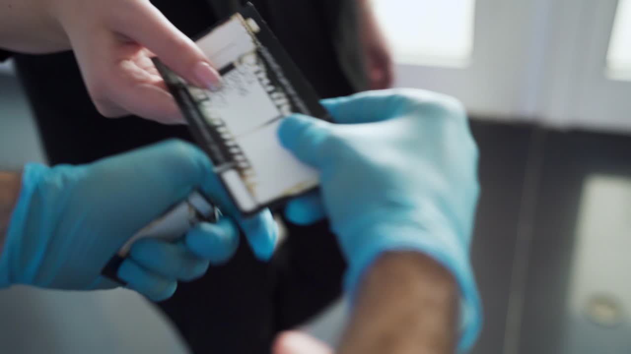 primer plano de manos con guantes manejando un encendedor