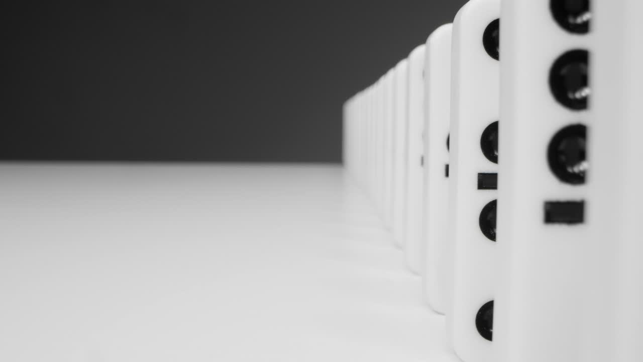 복사 공간이 있는 도미노의 추적 샷