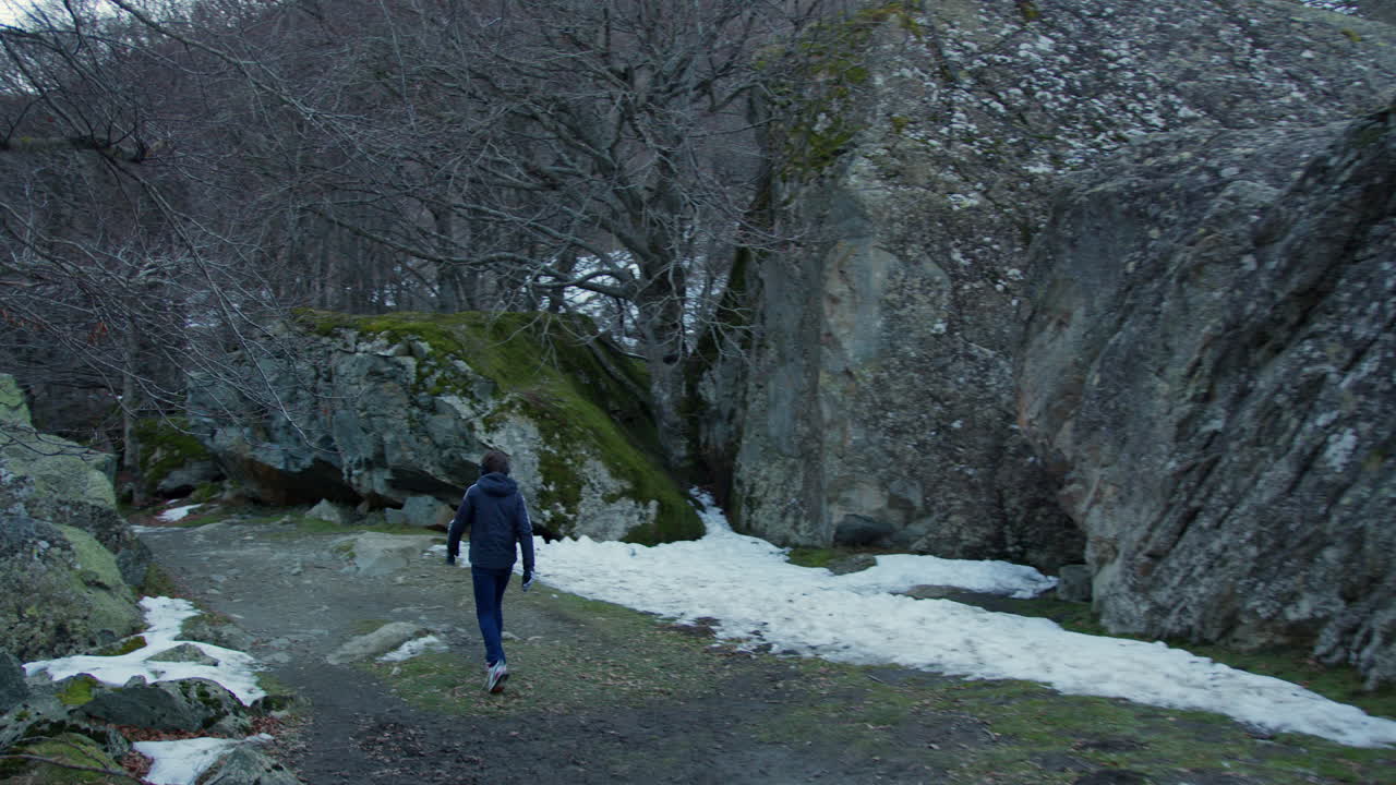 senderismo en las montañas nevadas