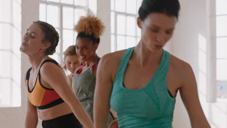 Hermosa-Mujer-Caucásica-Bailando-Grupo-De-Personas-Sanas-Disfrutando-Del-Entrenamiento-Practicando-Movimientos-De-Baile-Coreográficos-Divirtiéndose-En-Un-Animado-Gimnasio