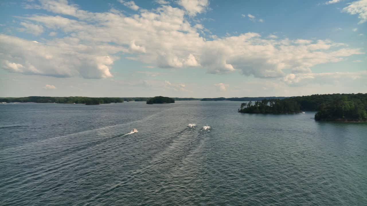 navegantes y esquiadores acuáticos en el lago lanier en georgia