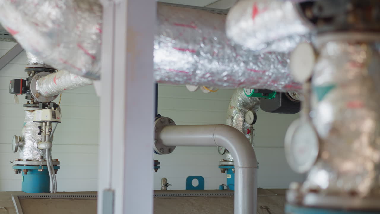 conducto de suministro de vapor caliente con aislamiento térmico de plata