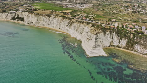 Scala-Dei-Turchi,-Italien,-Luftaufnahme-V1,-Flug-Um-Die-Treppe-Der-Türken,-Enthüllt-Atemberaubende-Küstenlandschaft-Mit-Weißen-Mergelklippen-Und-Einem-Malerischen-Blick-Auf-Die-Stadt-Realmonte-–-Aufgenommen-Mit-Mavic-3-Cine-–-Juni-2023