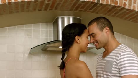 una joven pareja sonriente teniendo un momento encantador