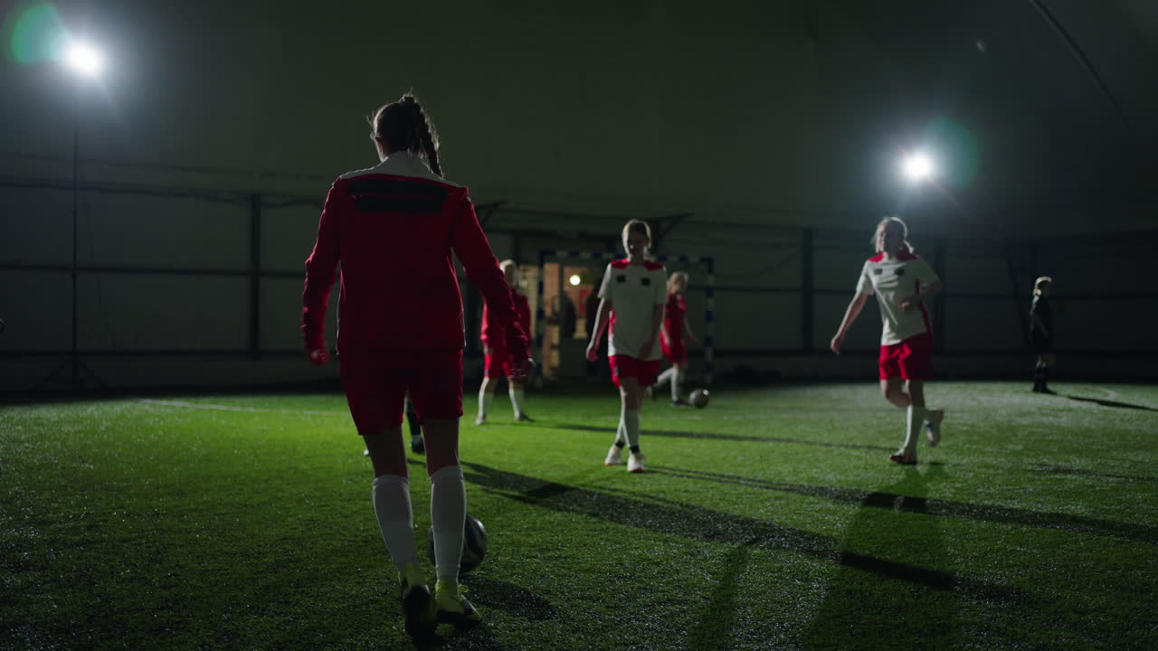 여자 축구팀의 실내 연습