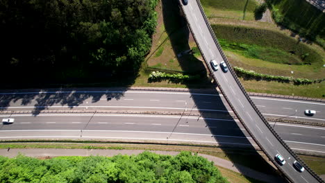 tráfico en autopista con puente sobre carreteras.