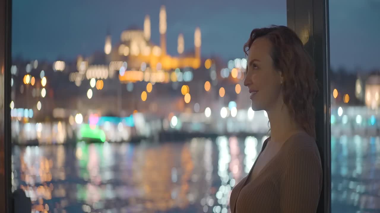 una mujer disfrutando de la vista nocturna de estambul.