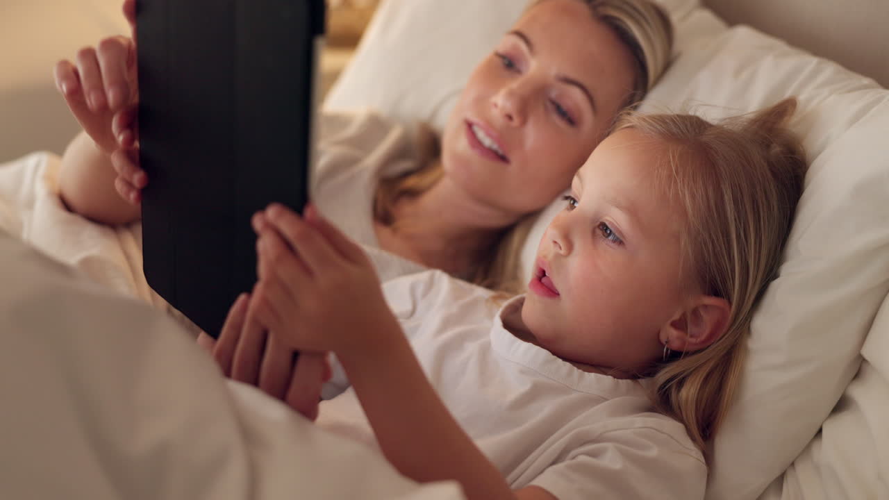 태블릿, 침대 및 소녀와 함께 휴식을 취