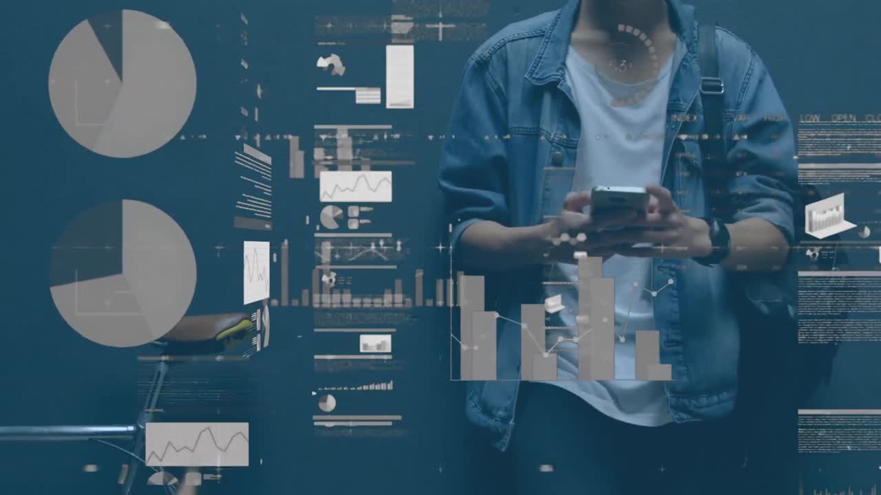 animación del procesamiento de datos sobre un hombre biracial usando un teléfono inteligente