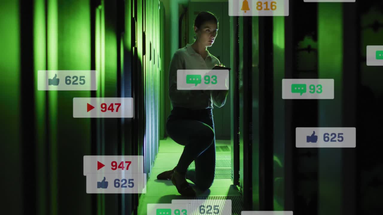 서버  ⁇ 에서 디지털 태블릿을 사용하는 백인 여성 엔지니어에 대한 소셜 미디어 아이콘의 애니메이션