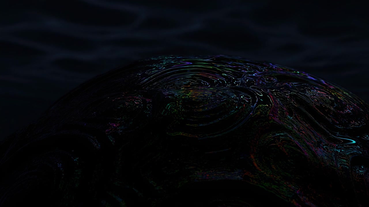 En dæmpet abstrakt globus sidder lavt i billedet mod en næsten sort baggrund, med svage glødende striber og farverige refleksioner, der antyder slowmotion, digital bevægelse og en futuristisk atmosfære.