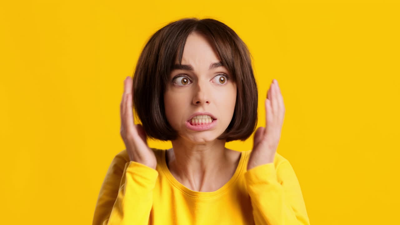 mujer expresando diferentes emociones